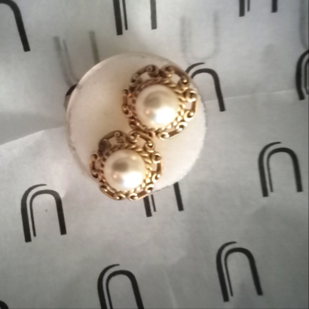 Pearl post earrings